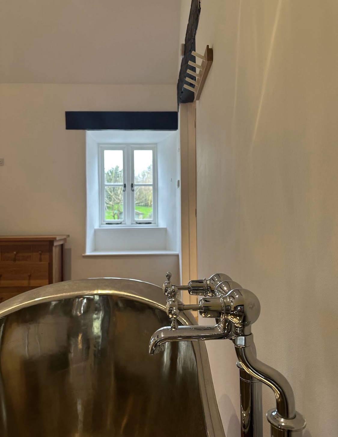 Copper bath and wall-mounted fittings